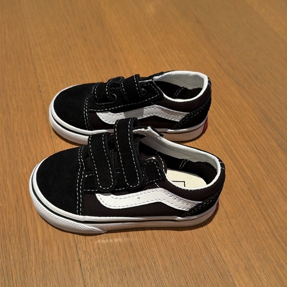 Vans Toddler Old Skool Velcro Sneakers in Black - Picture 5 of 10